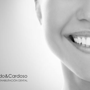 Mujer sonriendo sin sensibilidad dental