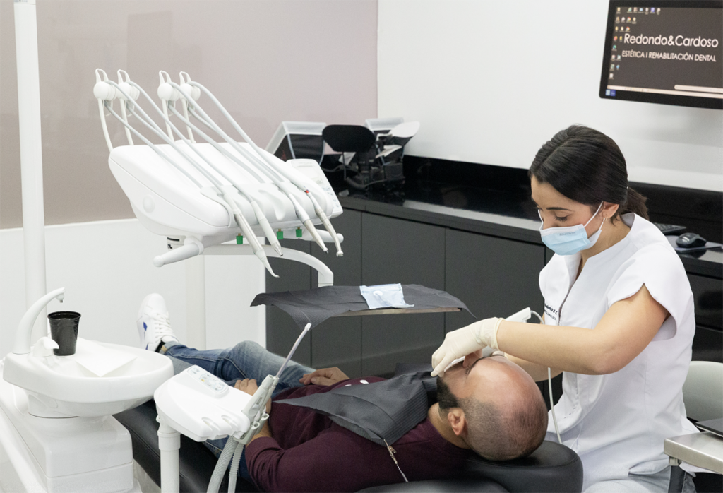 Avances revolucionarios: Cómo la implantología inmediata y la odontología digital están transformando las sonrisas